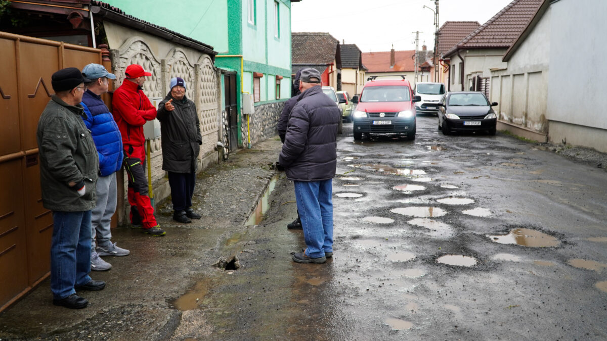 foto video calvarul trăit de locuitorii de pe strada trifoiului. de zece ani e plină de gropi – locatari: ”ne-am stricat mașinile”