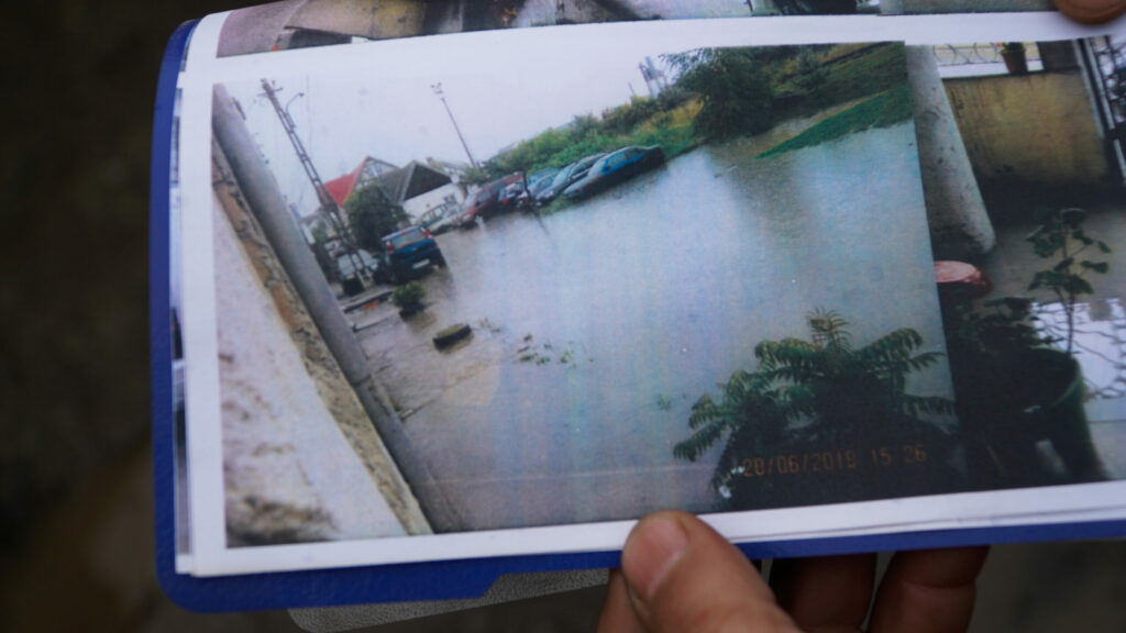 foto video calvarul trăit de locuitorii de pe strada trifoiului. de zece ani e plină de gropi – locatari: ”ne-am stricat mașinile”