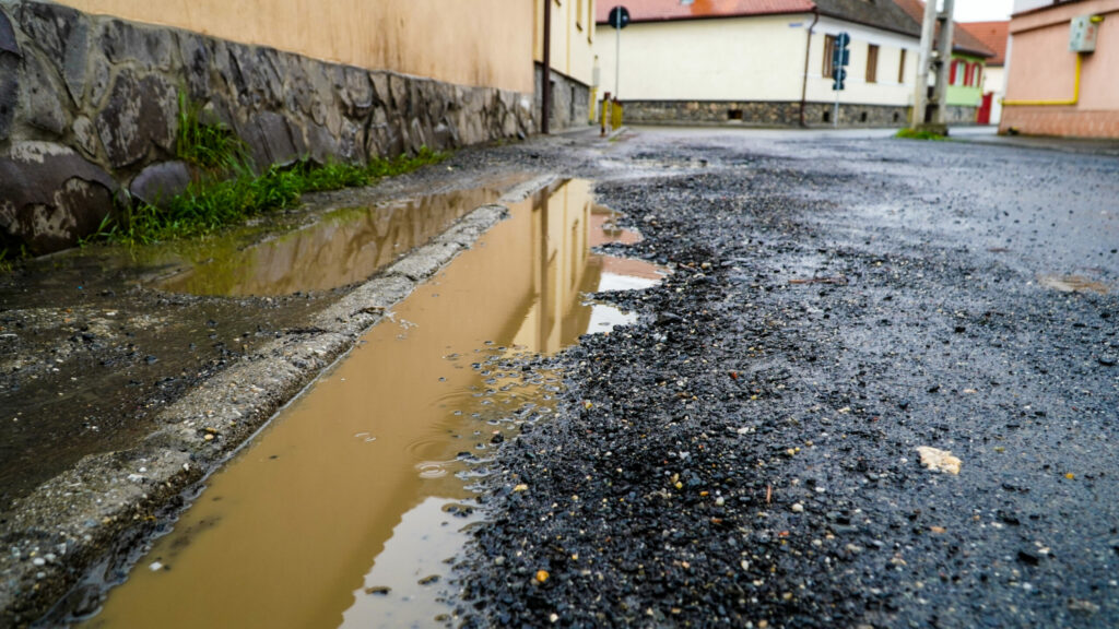 foto video calvarul trăit de locuitorii de pe strada trifoiului. de zece ani e plină de gropi – locatari: ”ne-am stricat mașinile”