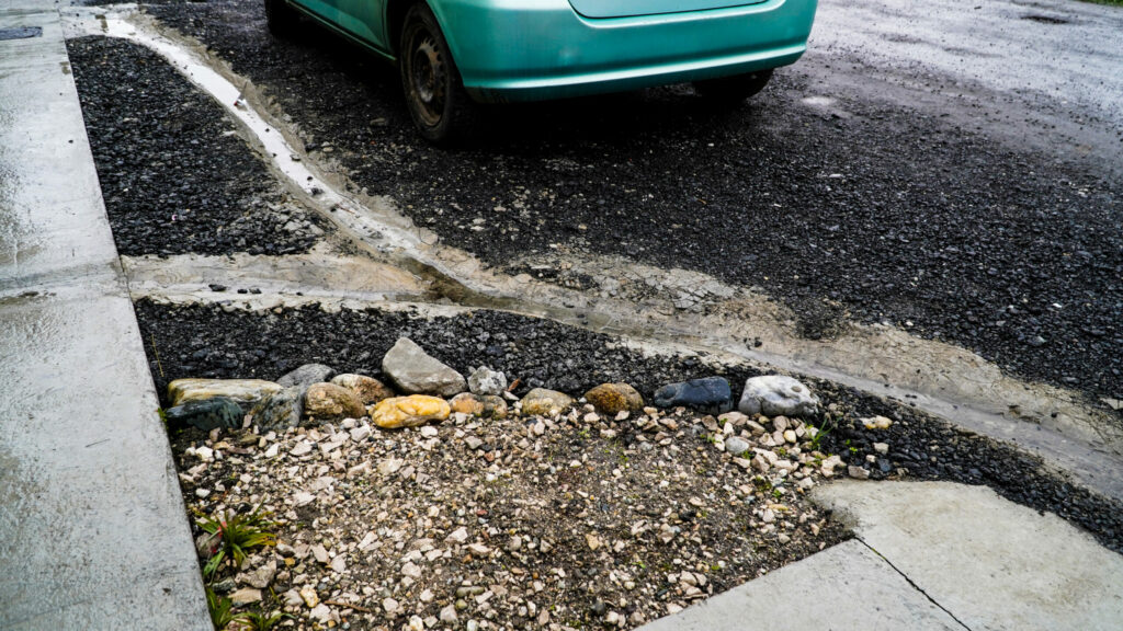 foto video calvarul trăit de locuitorii de pe strada trifoiului. de zece ani e plină de gropi – locatari: ”ne-am stricat mașinile”