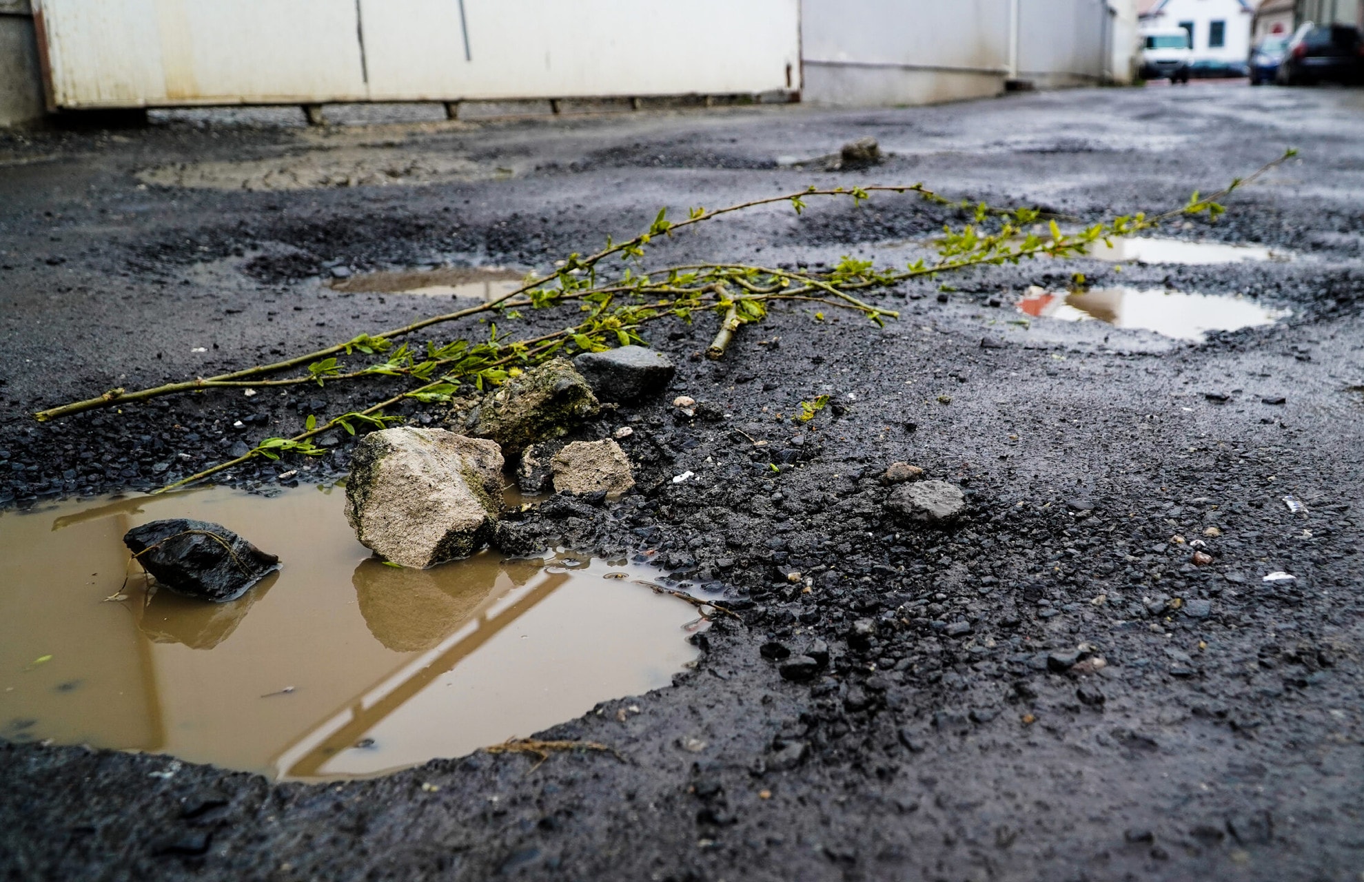 foto video calvarul trăit de locuitorii de pe strada trifoiului. de zece ani e plină de gropi – locatari: ”ne-am stricat mașinile”