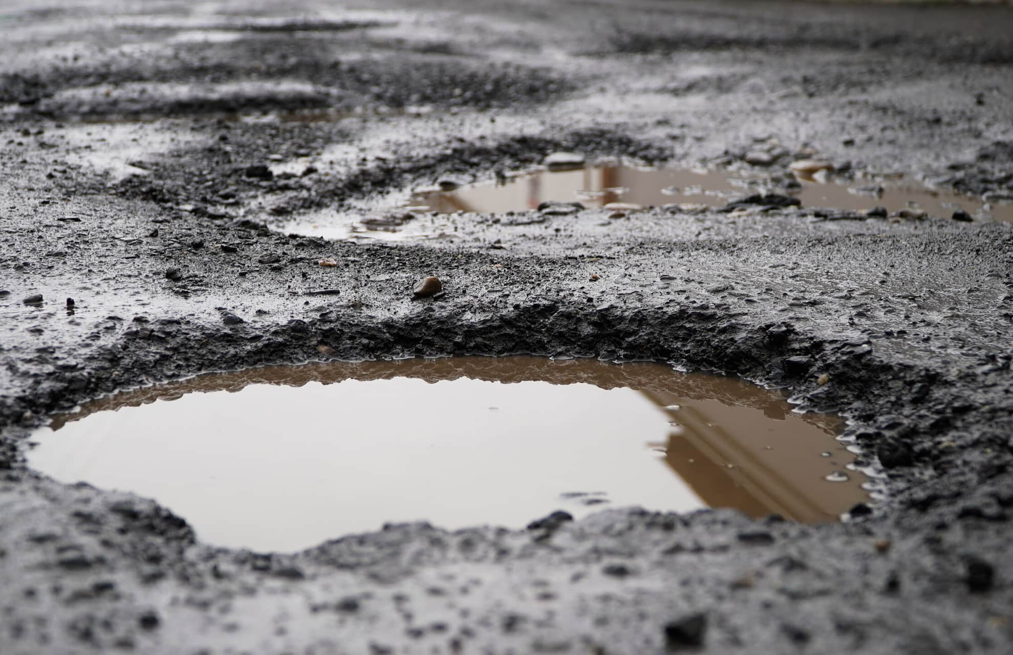 foto video calvarul trăit de locuitorii de pe strada trifoiului. de zece ani e plină de gropi – locatari: ”ne-am stricat mașinile”