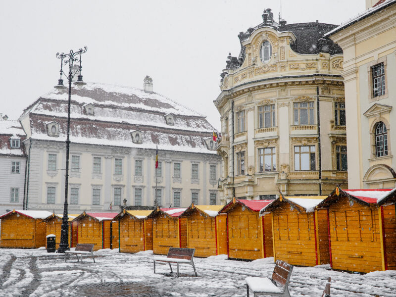 video foto: pregătiri în toi pentru târgul de paști de la sibiu - căsuțele, montate pe ninsoare