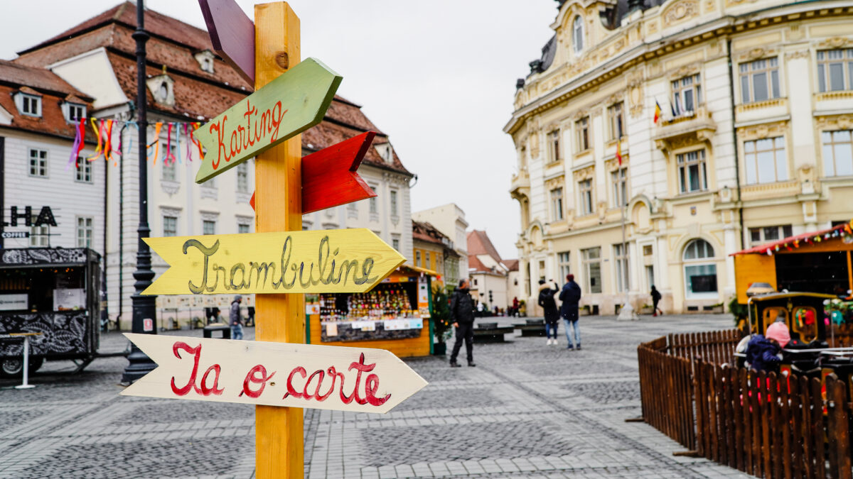 FOTO VIDEO S-a deschis Târgul de Paște din Sibiu – Vizitatori mulți în ciuda ninsorii și prețuri accesibile pentru toate buzunarele