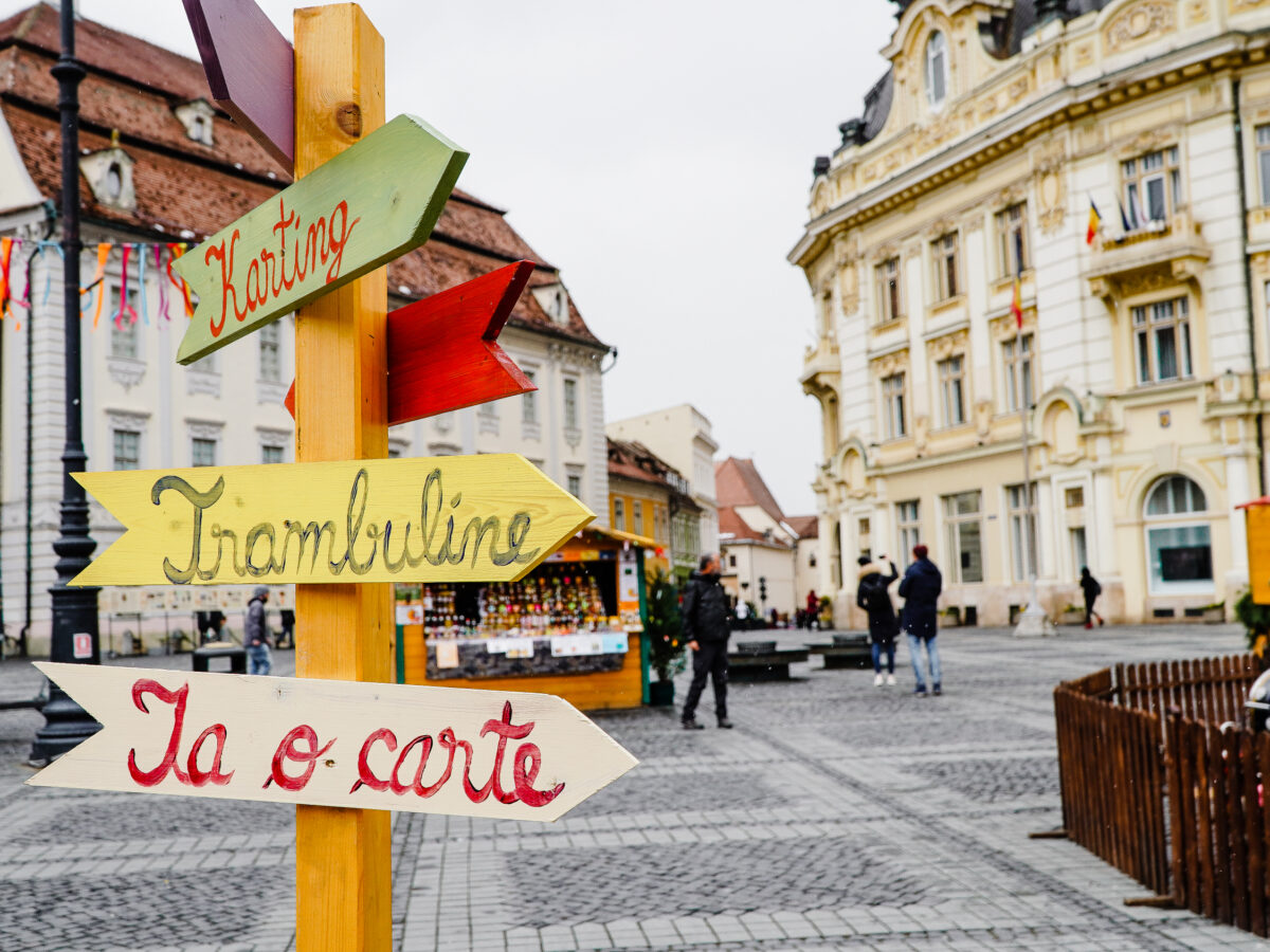 FOTO VIDEO S-a deschis Târgul de Paște din Sibiu – Vizitatori mulți în ciuda ninsorii și prețuri accesibile pentru toate buzunarele