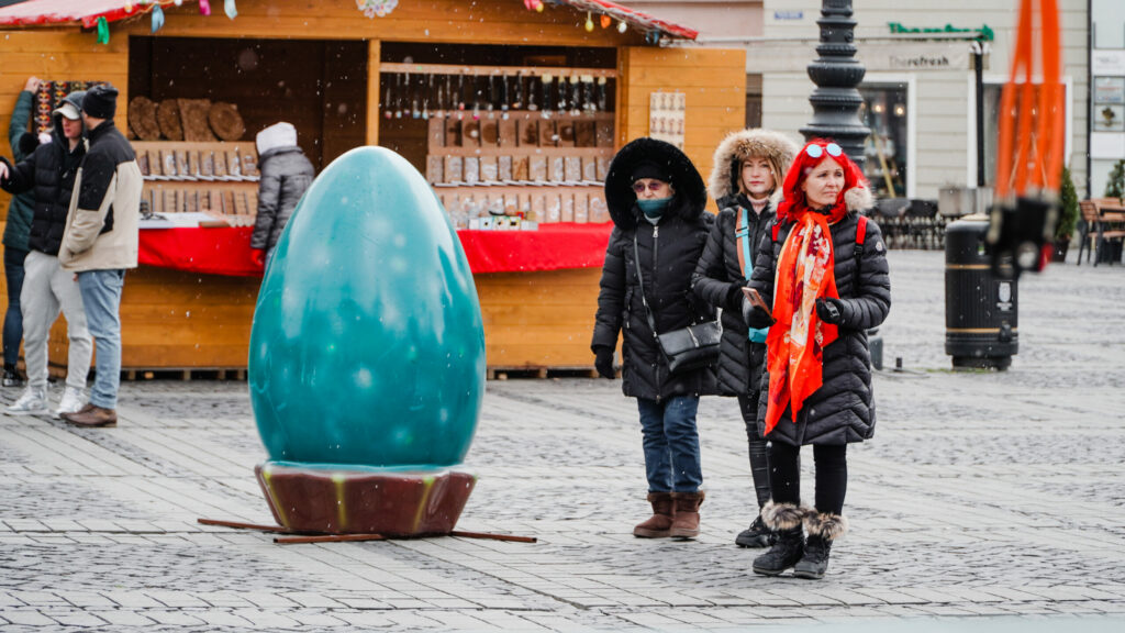 FOTO VIDEO S-a deschis Târgul de Paște din Sibiu – Vizitatori mulți în ciuda ninsorii și prețuri accesibile pentru toate buzunarele