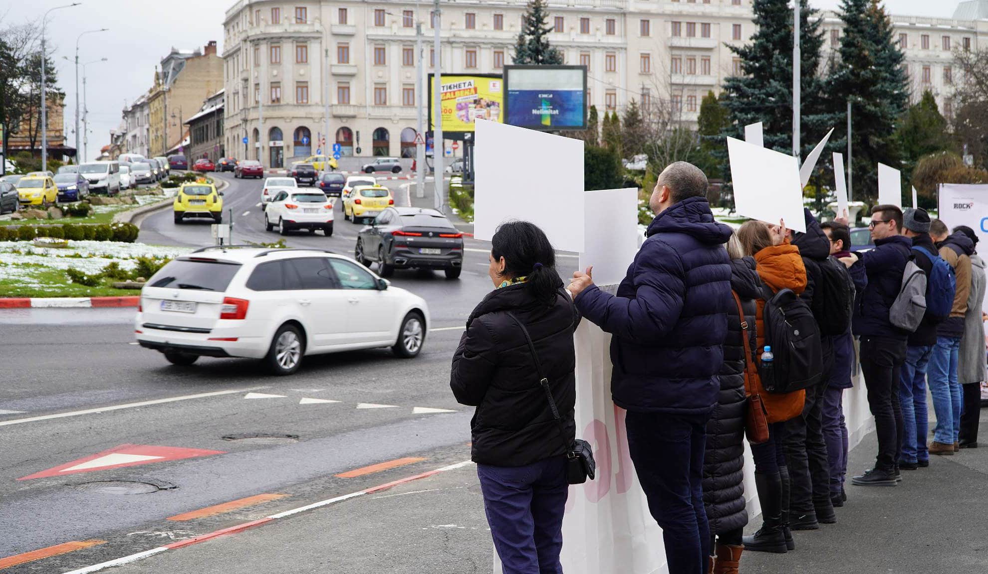 video: usr sibiu, protest spontan în fața magazinului dumbrava împotriva pensiilor speciale - cibu deaconu: „e de bun simț să le tăiem”