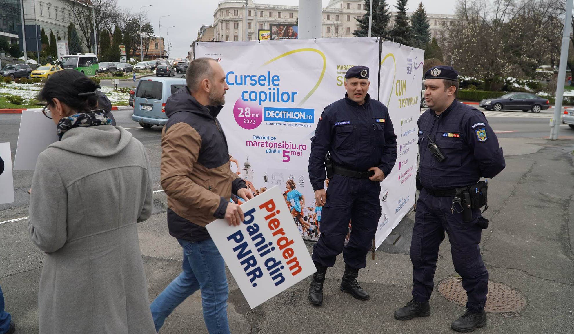 video: usr sibiu, protest spontan în fața magazinului dumbrava împotriva pensiilor speciale - cibu deaconu: „e de bun simț să le tăiem”