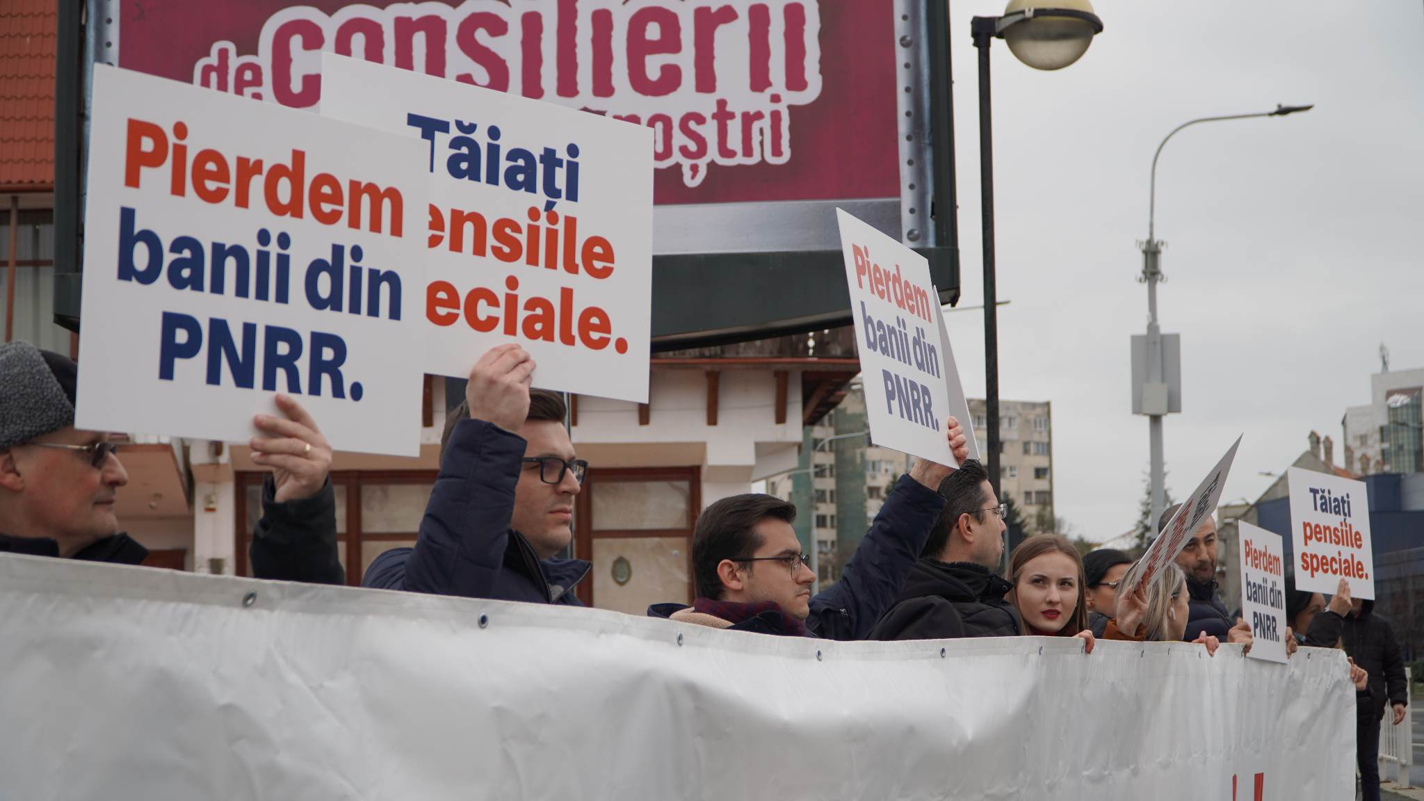 video: usr sibiu, protest spontan în fața magazinului dumbrava împotriva pensiilor speciale - cibu deaconu: „e de bun simț să le tăiem”