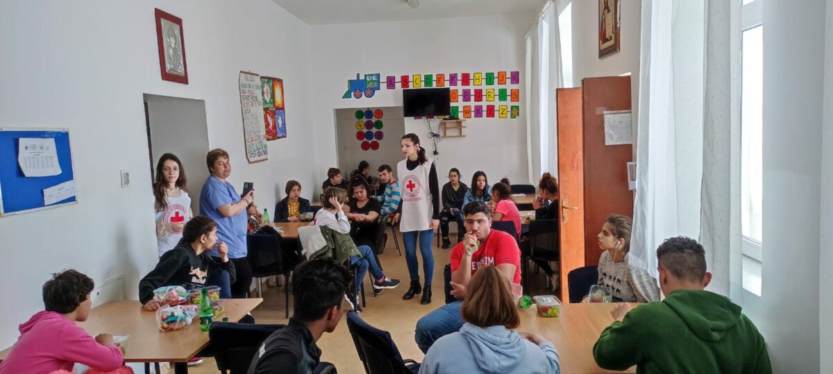 Surprize de Paște pentru zeci de copii de la centrul de plasament de la Turnu Roșu - Voluntarii de la Crucea Roșie Sibiu au organizat un atelier de pictură