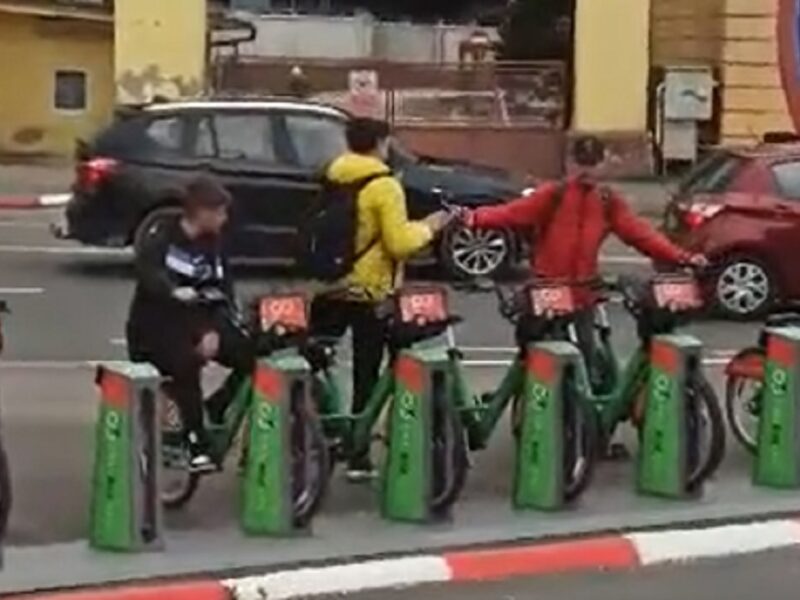 video biciclete vandalizate în rastelul din piața aurel vlaicu - mai mulți tineri au furat manșoanele