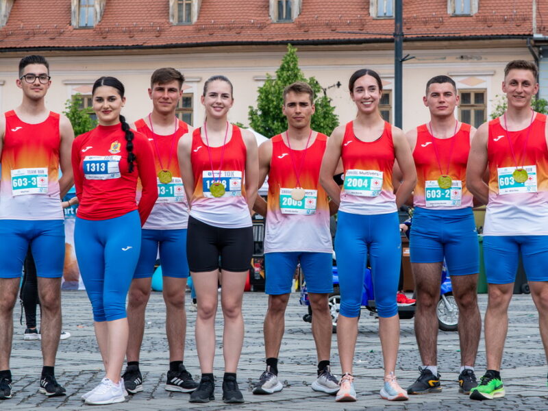 foto studenții de la academia forțelor terestre pe podium la maratonul internațional al sibiului