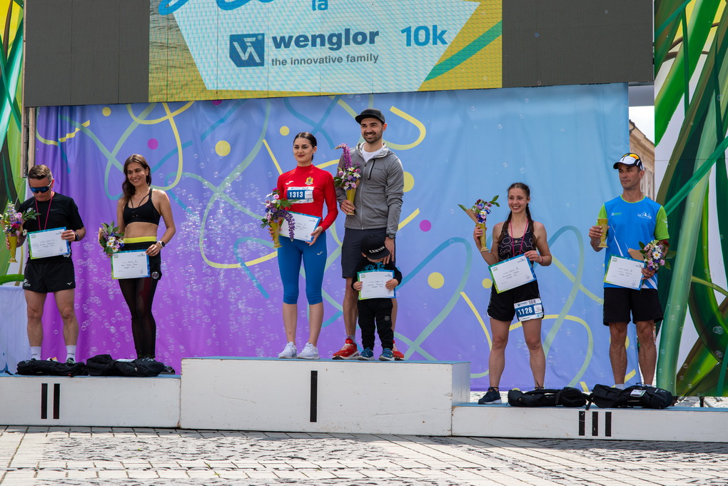 foto studenții de la academia forțelor terestre pe podium la maratonul internațional al sibiului