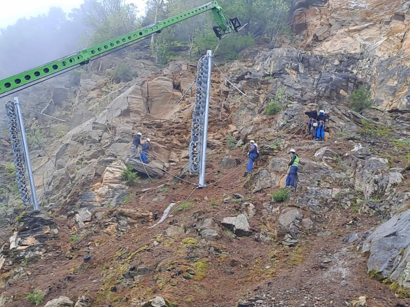 foto se montează plase de retenție pe transfăgărășan