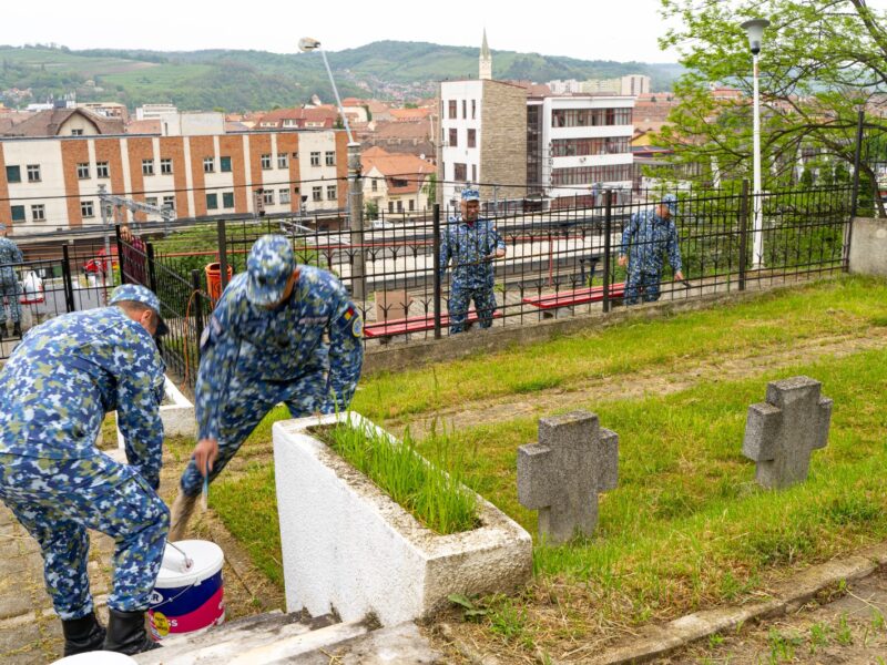 foto cimitirul eroilor din mediaș curățat în ”săptămâna națională a voluntariatului”