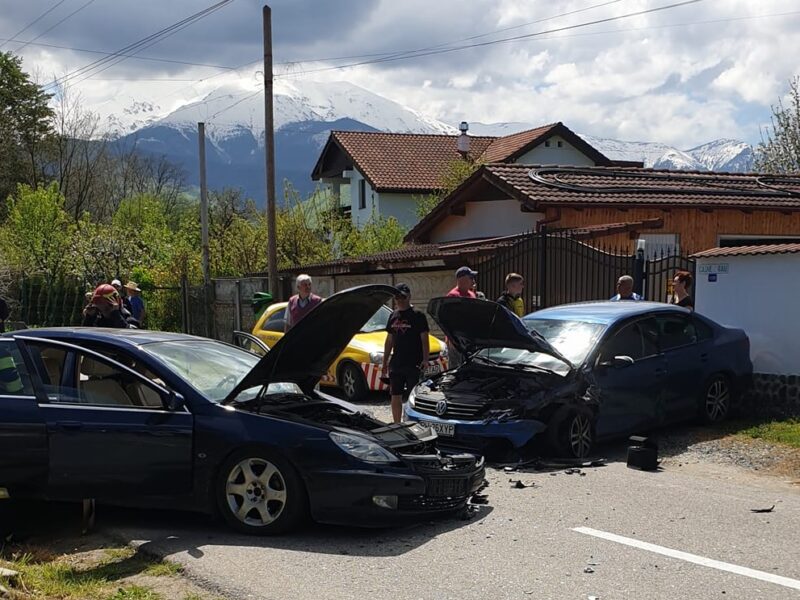 Accident grav pe Valea Avrigului - O fetiță de patru ani și o femeie, transportate la spital