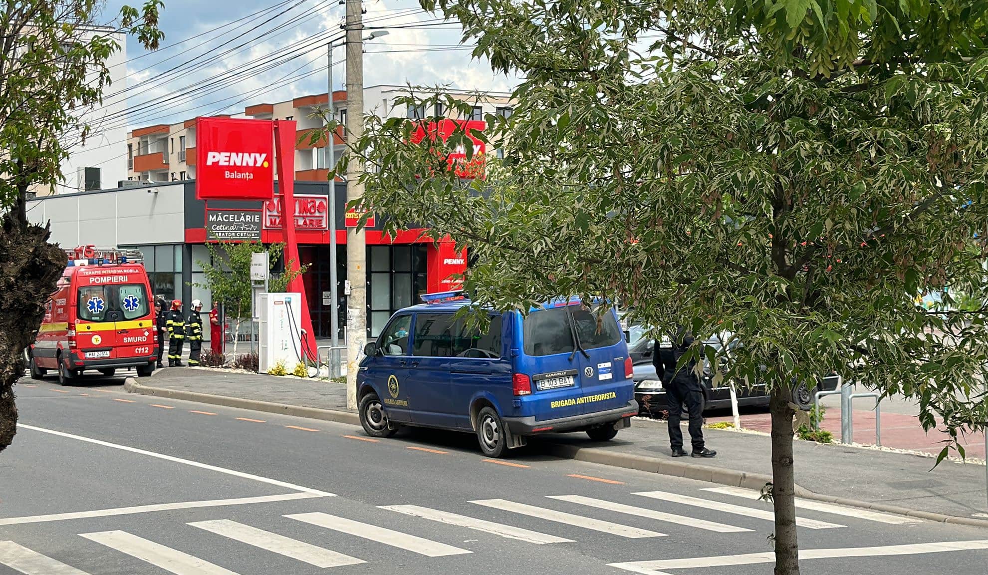 VIDEO FOTO: Colet suspect în parcarea unui supermarket din Gușterița - Polițiști, jandarmi și echipe SRI, prezente în zonă