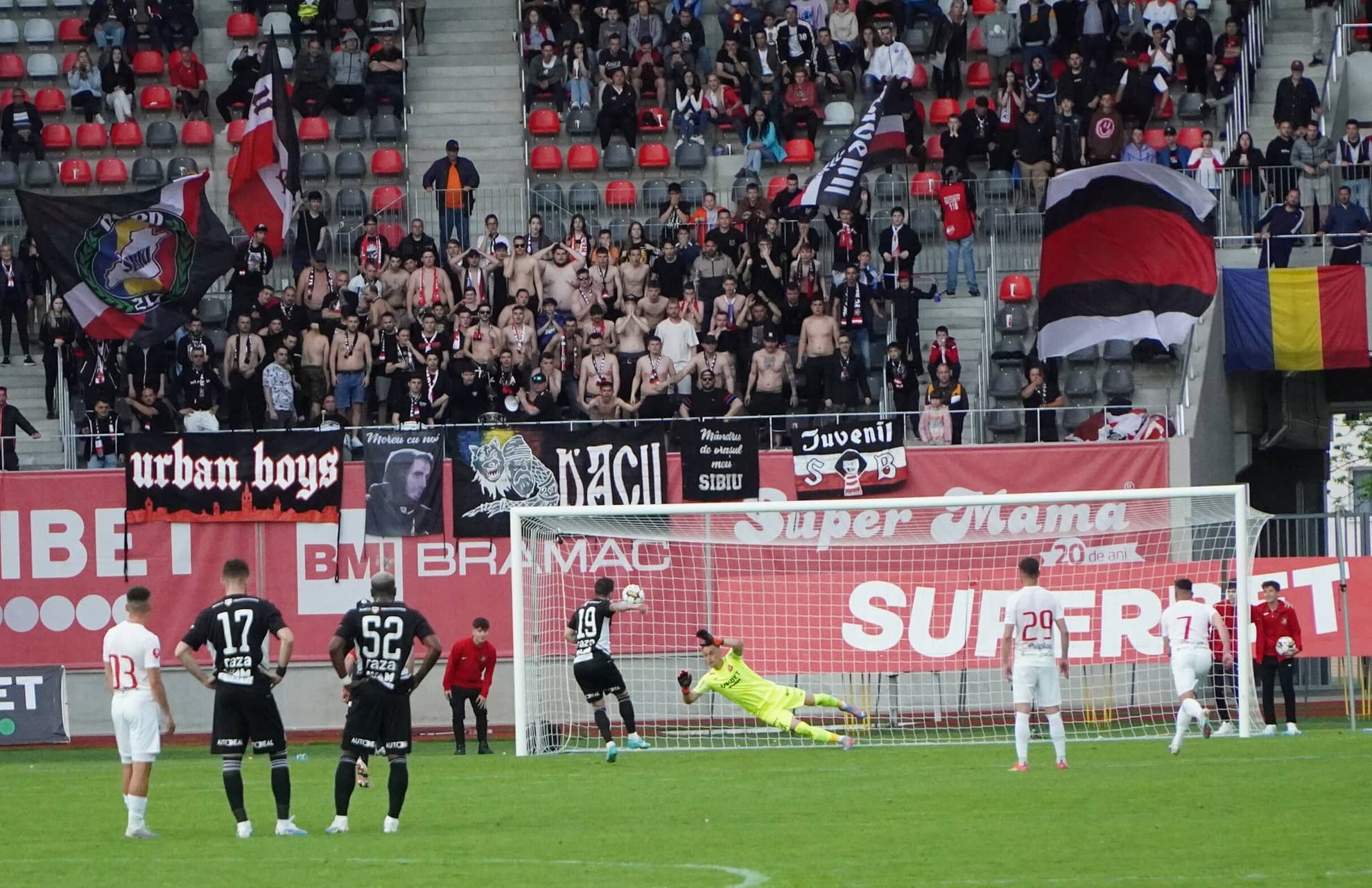 VIDEO FOTO FC Hermannstadt a tras cortina peste acest sezon cu o înfrângere - U Cluj a învins din nou Sibiul