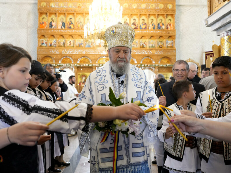 FOTO Slujbă de sfințire la biserica Daia în a șaptea duminică după Paști binecuvântată de Înaltpreasfinţitul Laurenţiu