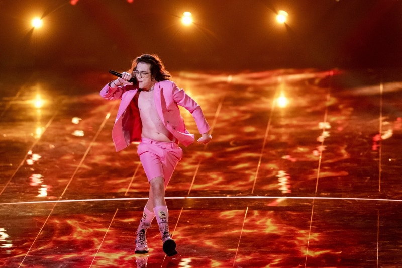 românia, a ratat calificarea în finala eurovision - theodor andrei, criticat de jurnaliștii din anglia - ”aleargă pe scenă într-un costum mulat”