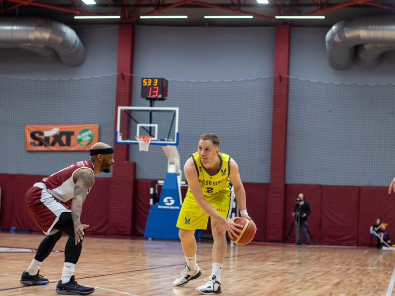 video csu sibiu pierde dramatic pe final, 74-79 cu rapid - feroviarii conduc cu 2-1 la general