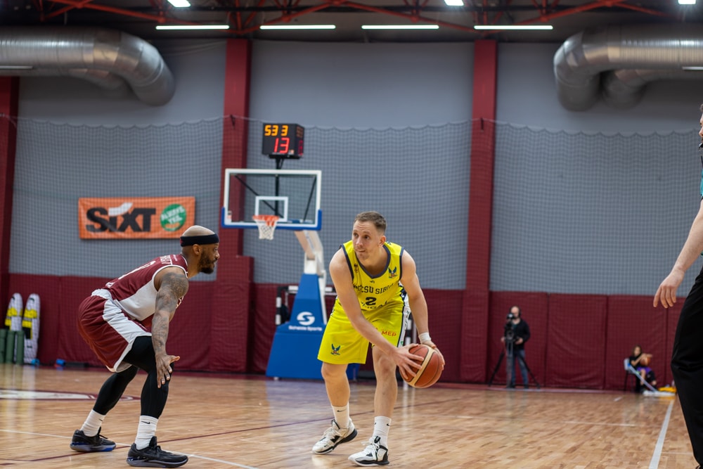 video csu sibiu pierde dramatic pe final, 74-79 cu rapid - feroviarii conduc cu 2-1 la general