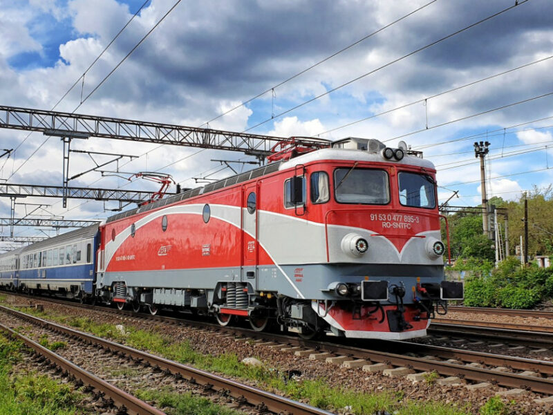 trenul care circula între sibiu și brașov, blocat mai bine de 3 ore între stații. a luat foc locomotiva