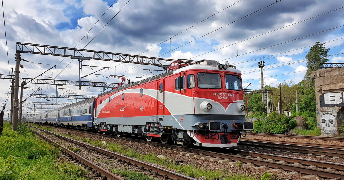 trenul care circula între sibiu și brașov, blocat mai bine de 3 ore între stații. a luat foc locomotiva