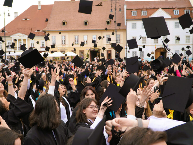 foto video sute de toci aruncate în piața mare - studenții ulbs și aft au sărbătorit absolvirea pe ritmuri muzicale și glume