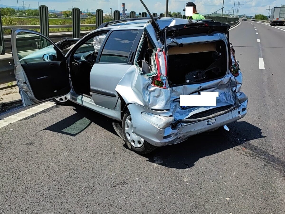 accident grav pe autostradă la sibiu - mașină lovită de un tir și proiectată în alt camion