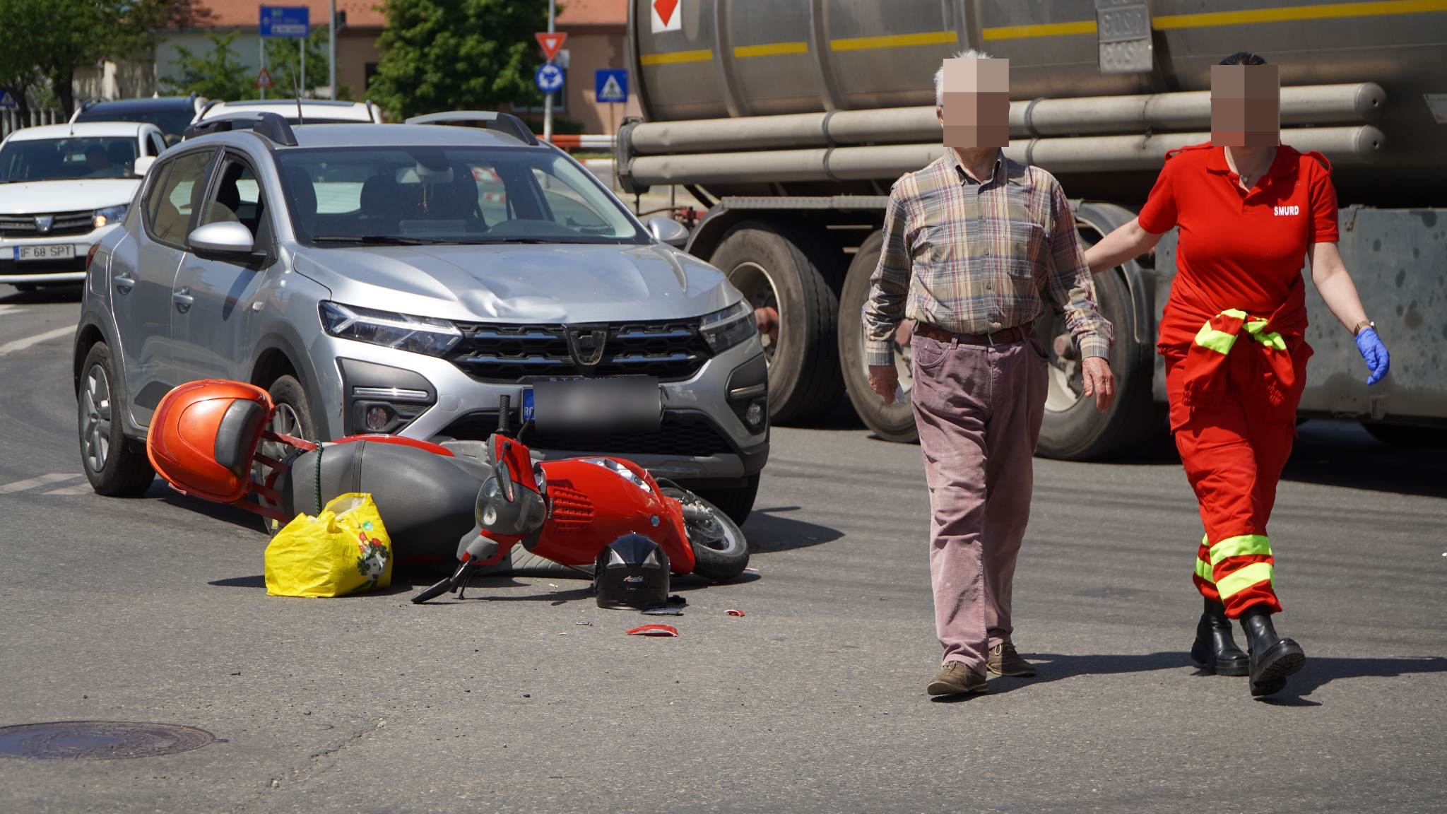 VIDEO FOTO: Scuter lovit de o mașină pe strada Reconstrucției - Un bărbat a fost rănit