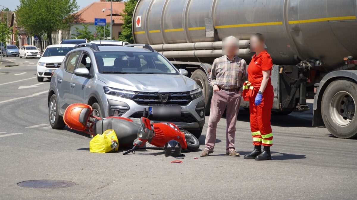 VIDEO FOTO: Scuter lovit de o mașină pe strada Reconstrucției - Un bărbat a fost rănit