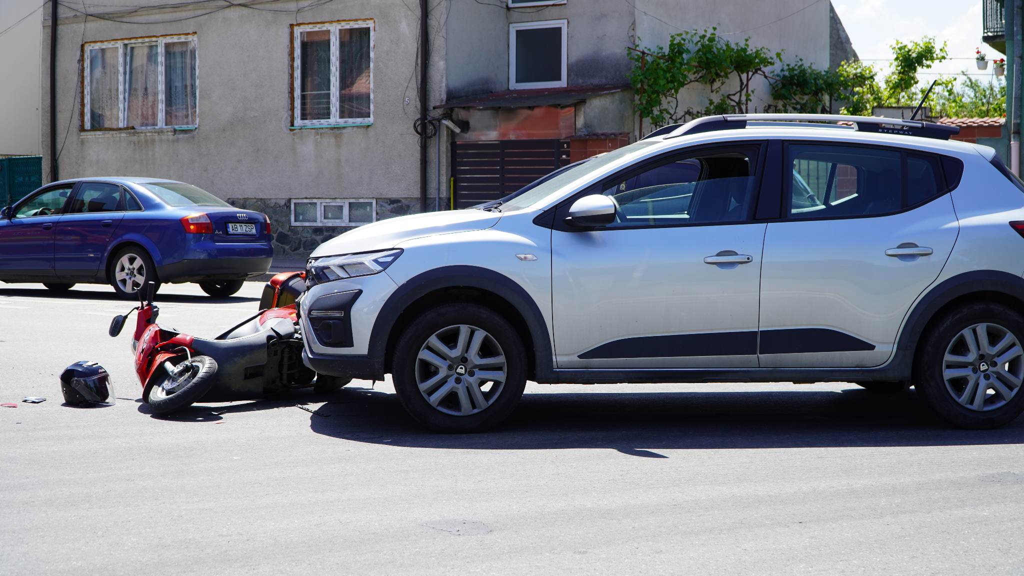 VIDEO FOTO: Scuter lovit de o mașină pe strada Reconstrucției - Un bărbat a fost rănit