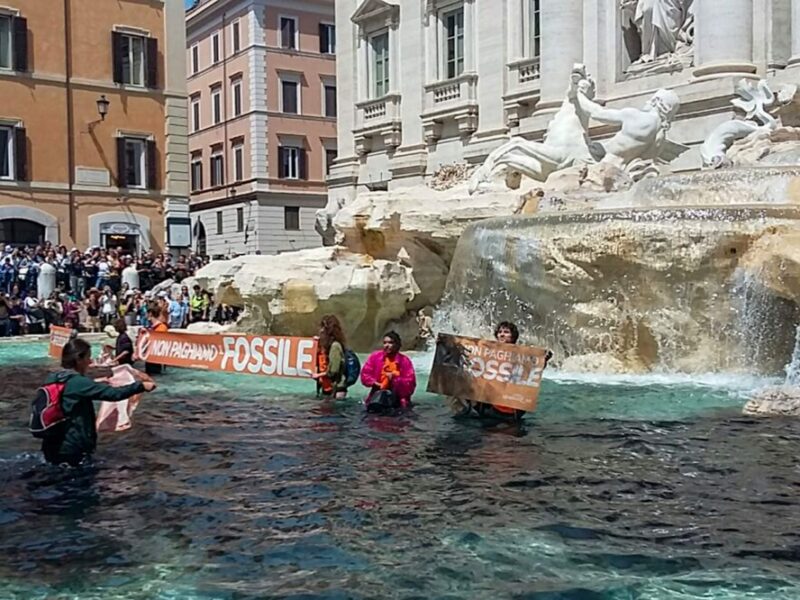 protest în italia - activiștii de mediu au turnat cărbune lichid în fontana di trevi din roma