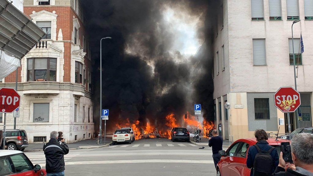 foto video panică în centrul orașului milano - explozii la multe mașini care au luat foc