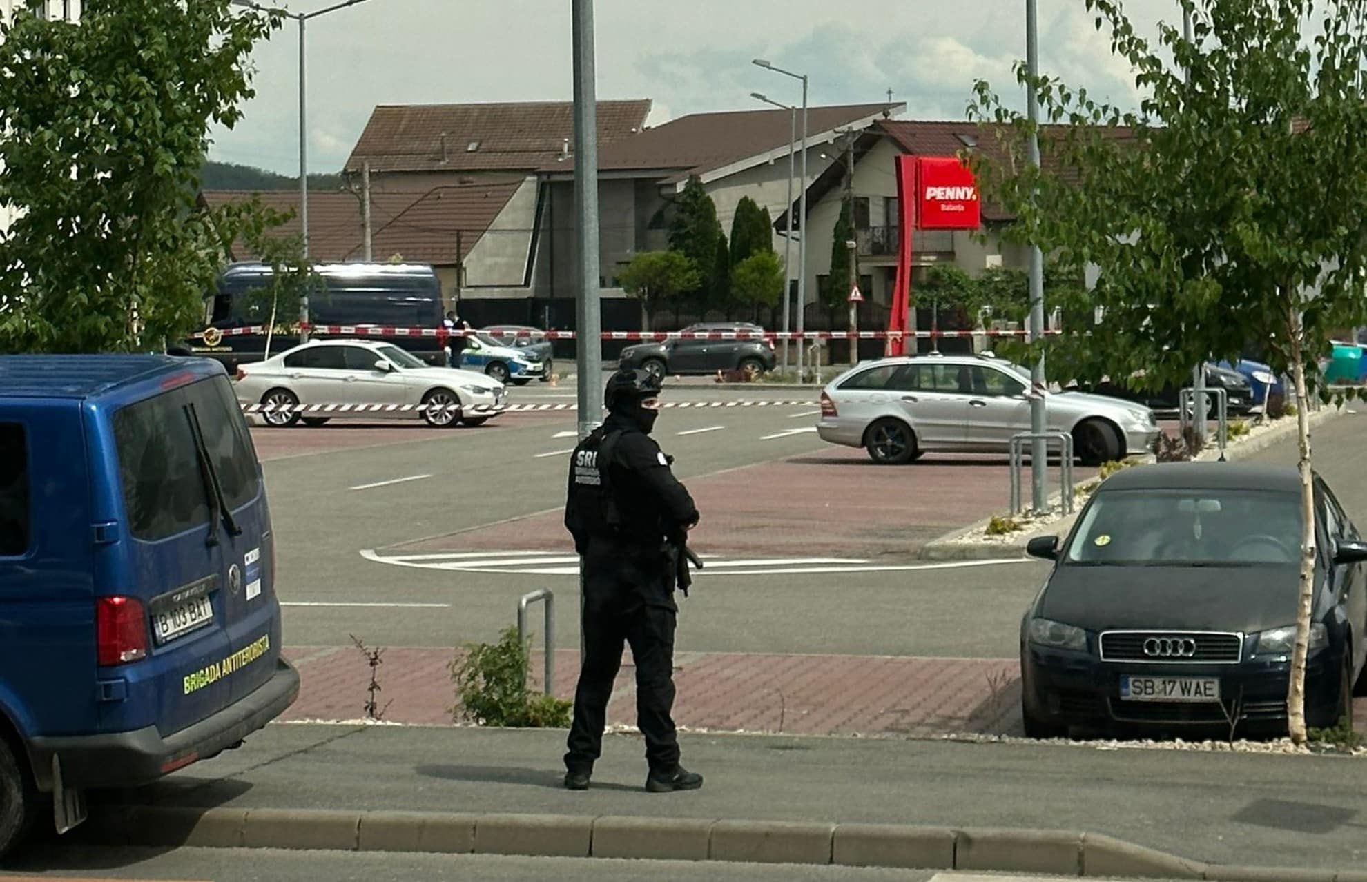 VIDEO FOTO: Colet suspect în parcarea unui supermarket din Gușterița - Polițiști, jandarmi și echipe SRI, prezente în zonă