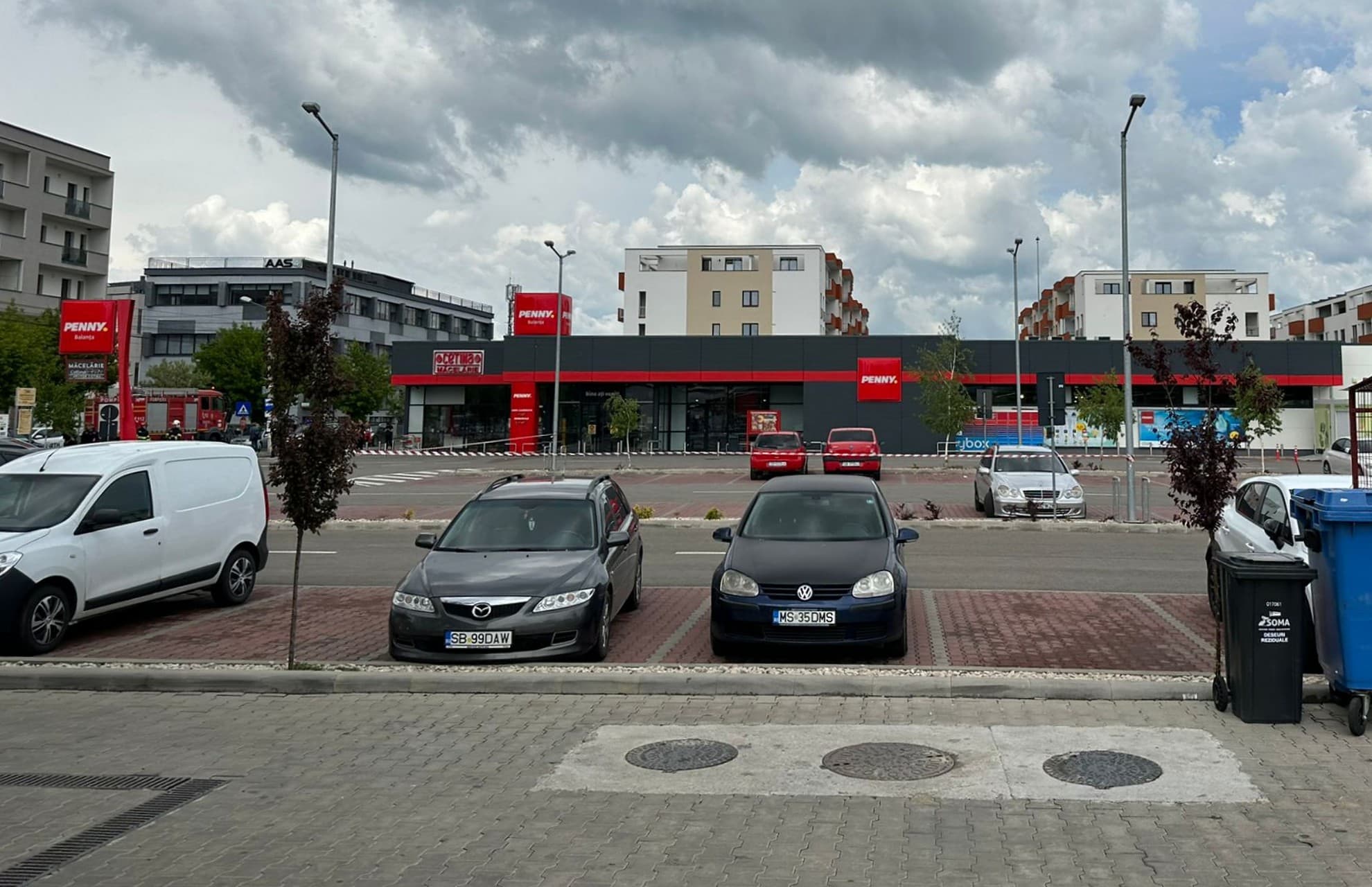 VIDEO FOTO: Colet suspect în parcarea unui supermarket din Gușterița - Polițiști, jandarmi și echipe SRI, prezente în zonă