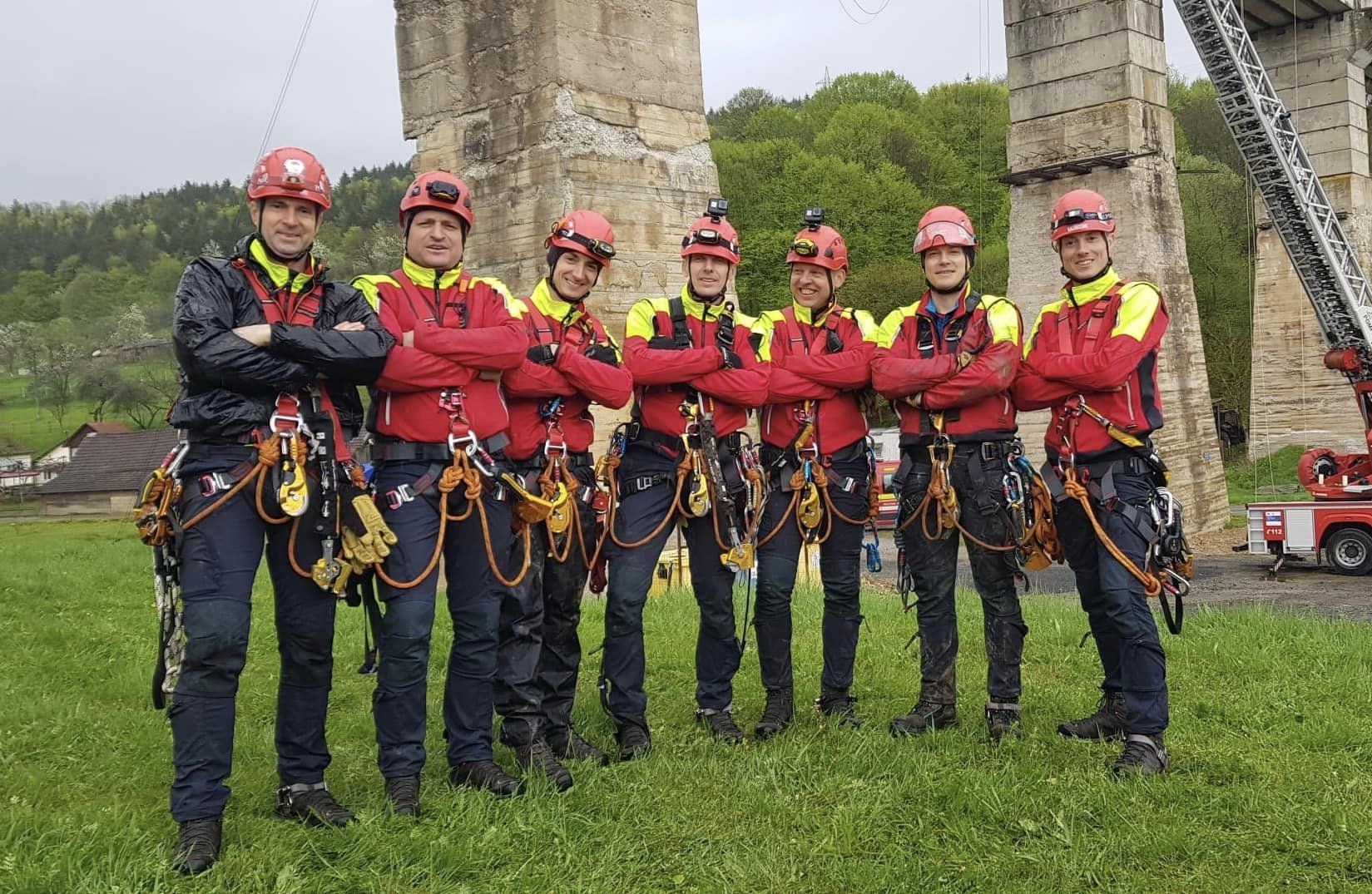 FOTO: Pompier din Sibiu, pe podium alături de echipa României la o competiție de alpinism în Franța