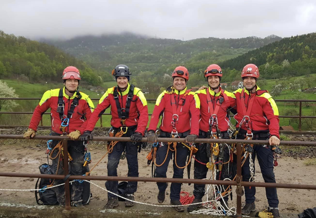 FOTO: Pompier din Sibiu, pe podium alături de echipa României la o competiție de alpinism în Franța