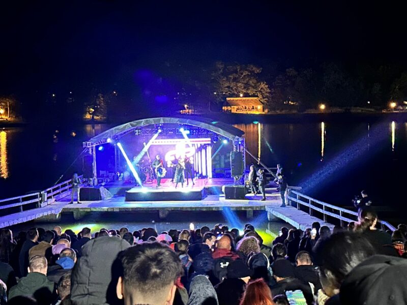 video foto: muzeele din sibiu, luate „cu asalt” de sibieni de „noaptea muzeelor” - damian & brothers au făcut show pe scena de pe lac