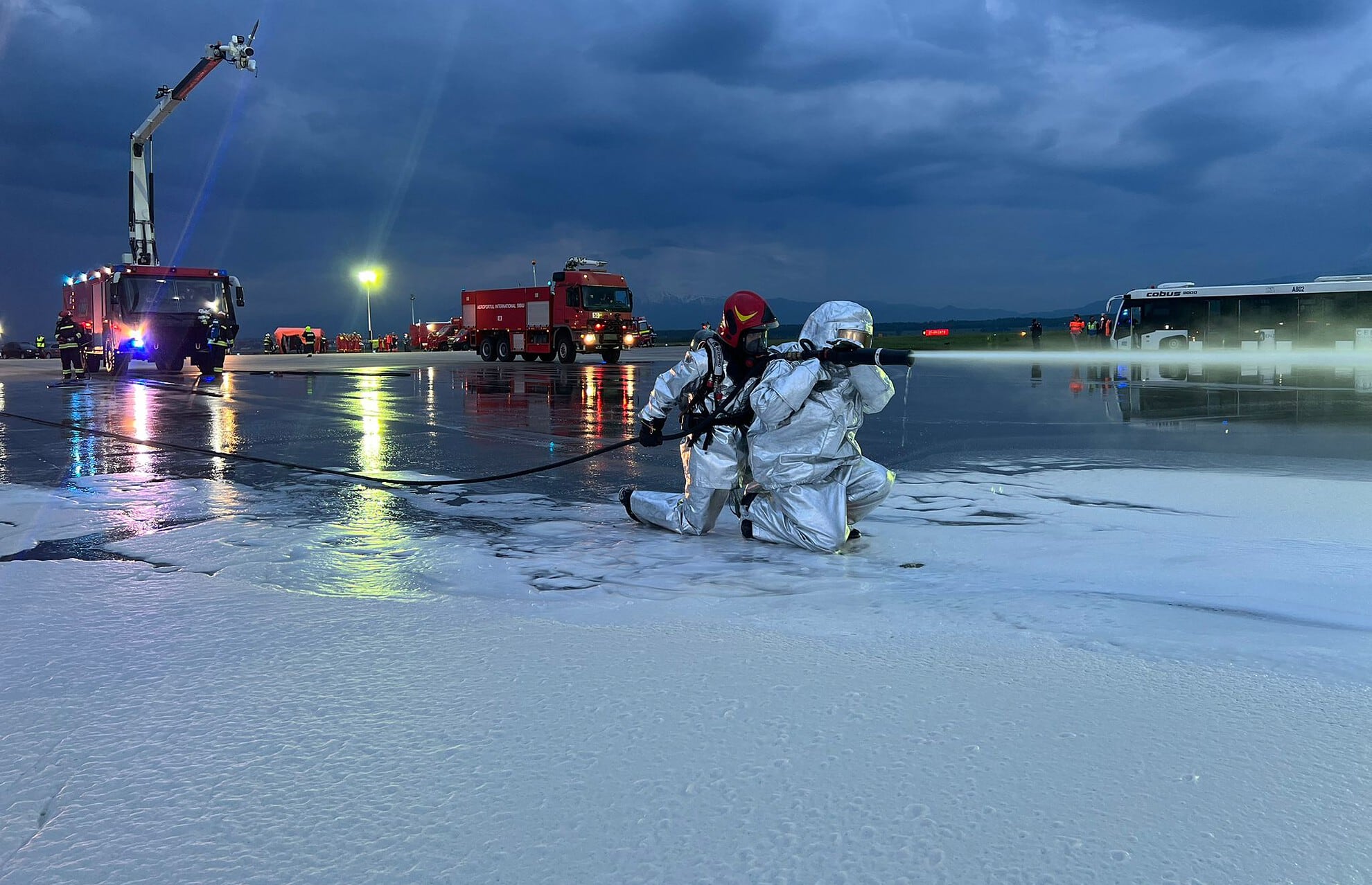 FOTO: Exercițiu la Aeroportul din Sibiu - Pompierii au simulat un incendiu la un avion aflat în zbor