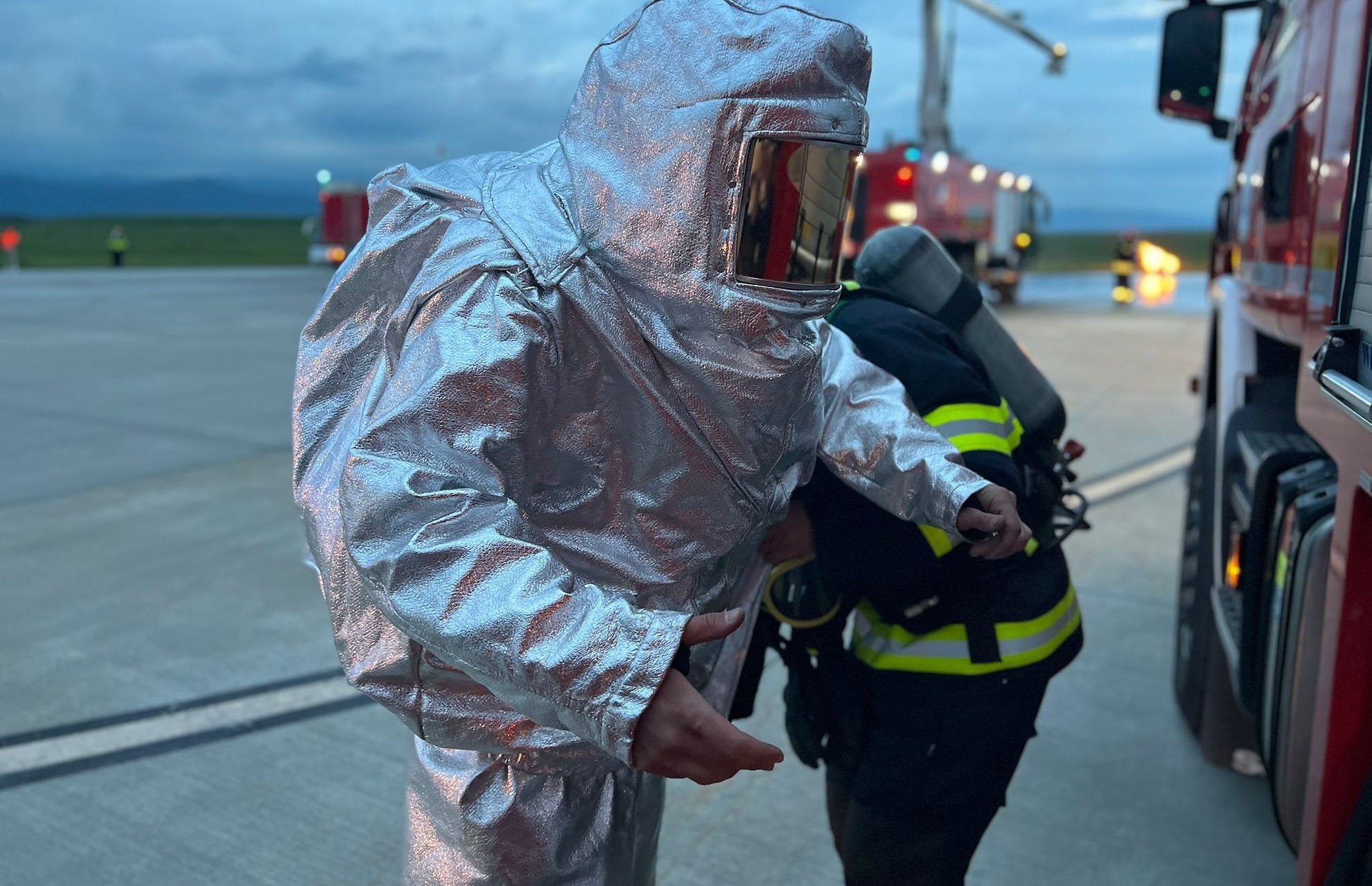 FOTO: Exercițiu la Aeroportul din Sibiu - Pompierii au simulat un incendiu la un avion aflat în zbor