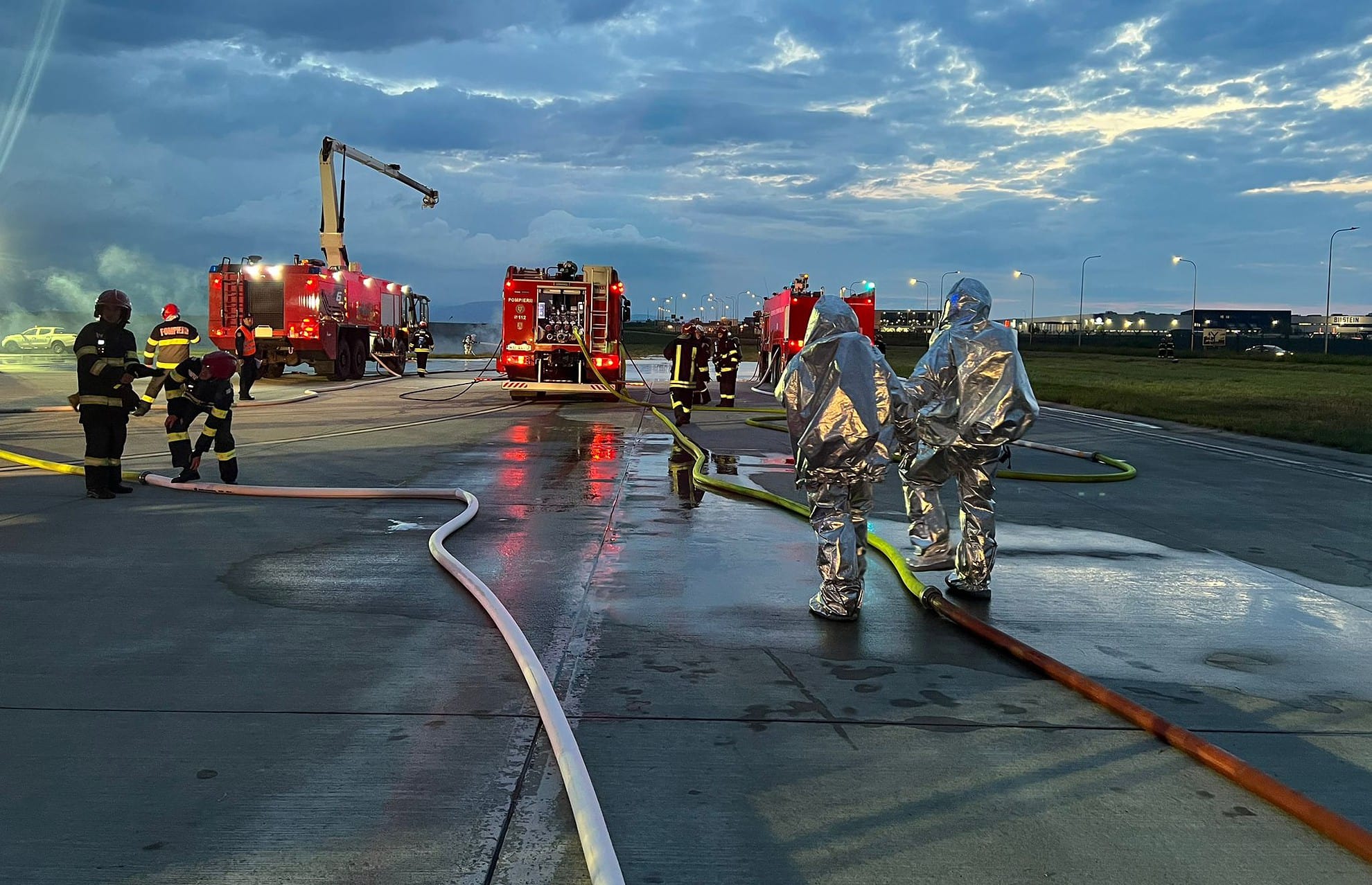 FOTO: Exercițiu la Aeroportul din Sibiu - Pompierii au simulat un incendiu la un avion aflat în zbor