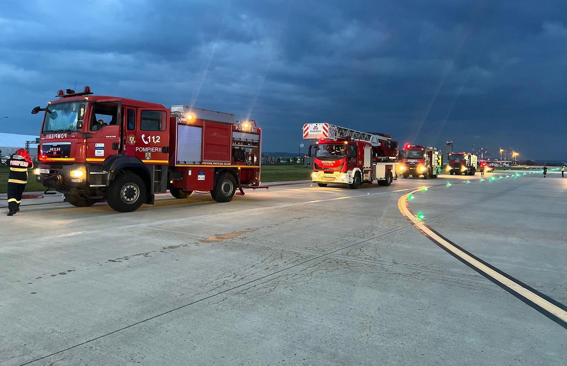 FOTO: Exercițiu la Aeroportul din Sibiu - Pompierii au simulat un incendiu la un avion aflat în zbor