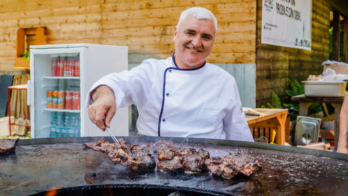 A început a IV-a ediție a Târgului de Ecoturism la Sibiu - Delicii gastronomice și experiențe pentru toate vârstele la Muzeul Astra