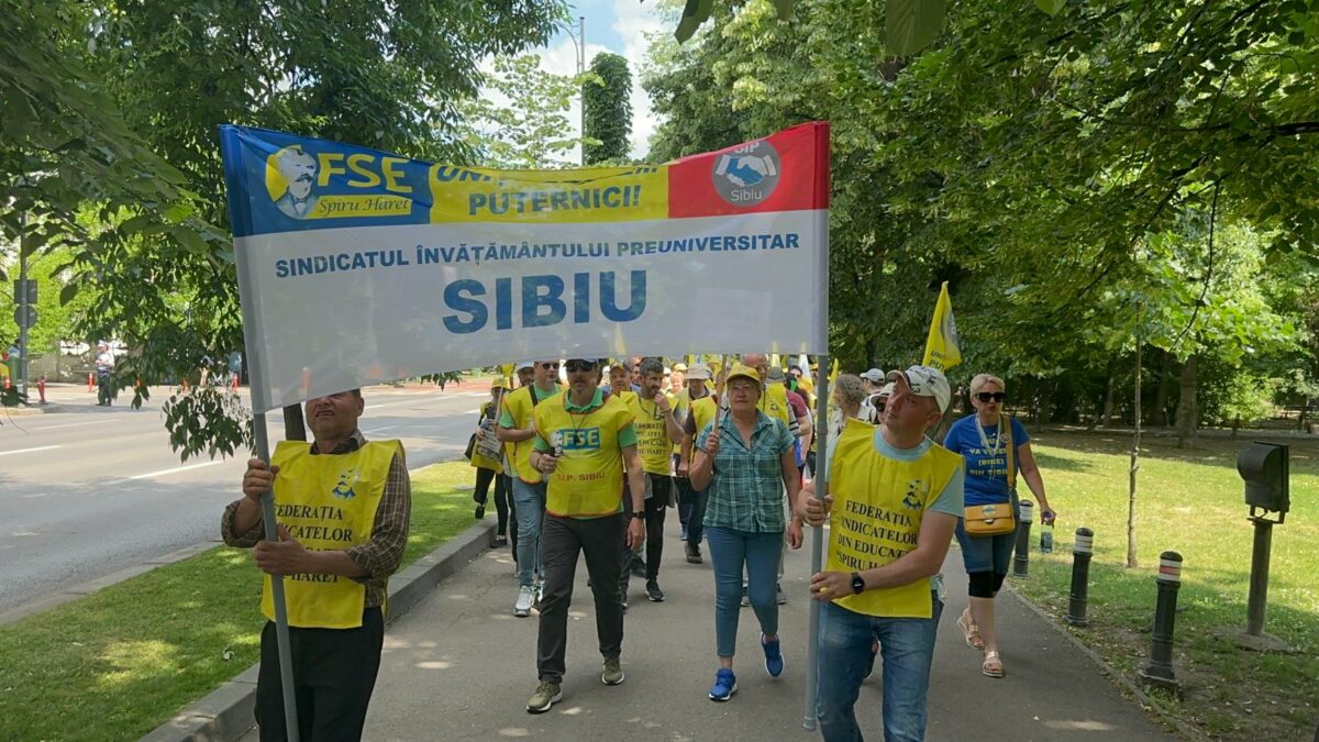 peste 150 de profesori din sibiu protestează în capitală - sindicaliştii continuă și marți greva