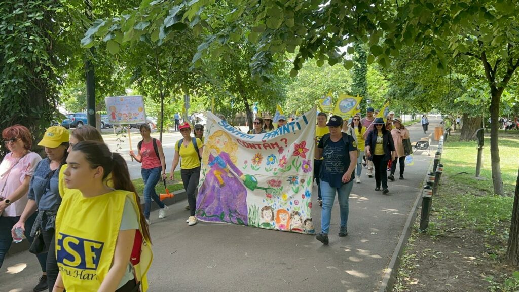 peste 150 de profesori din sibiu protestează în capitală - sindicaliştii continuă și marți greva