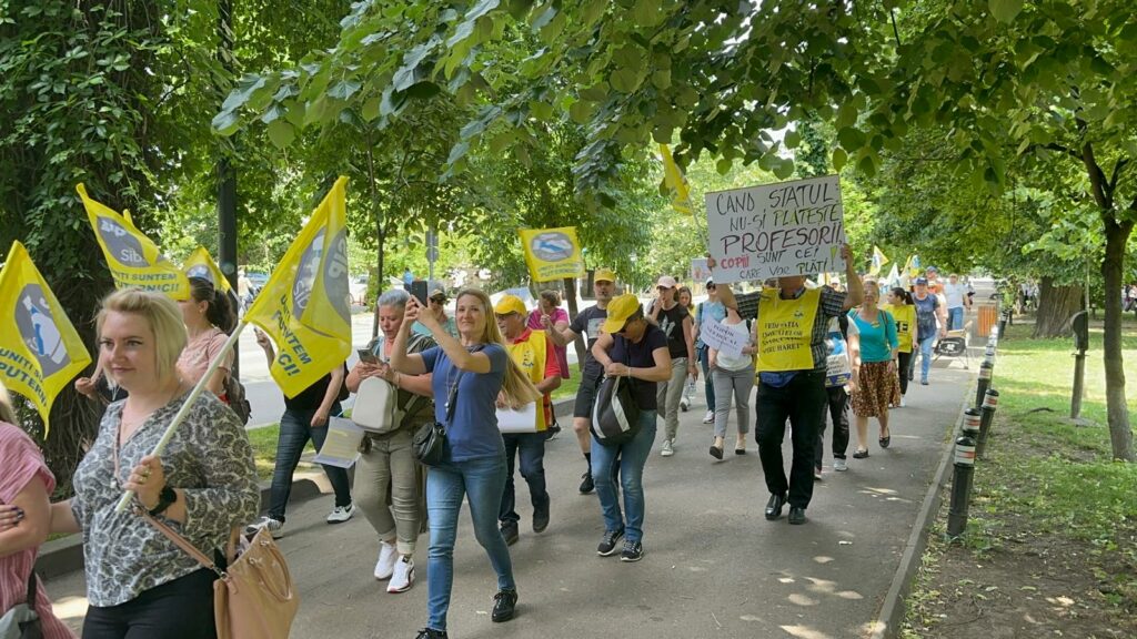 peste 150 de profesori din sibiu protestează în capitală - sindicaliştii continuă și marți greva