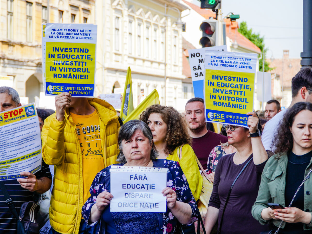 Greva profesorilor continuă - Elevii din Sibiu nu se întorc marți la școală 