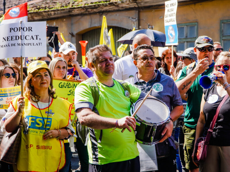 video foto protest în fața prefecturii sibiu cu peste 2.000 de dascăli - „am fost tratați cu dispreț, umiliți și ni s-au promis multe”